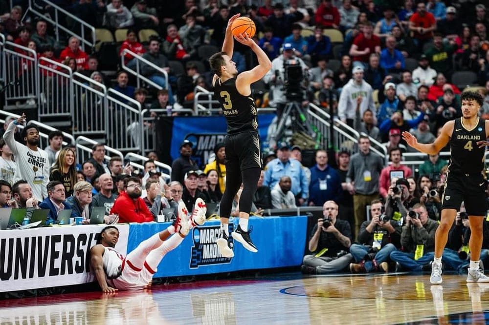 Jack Gohlke knocks down a three at the NCAA tournament