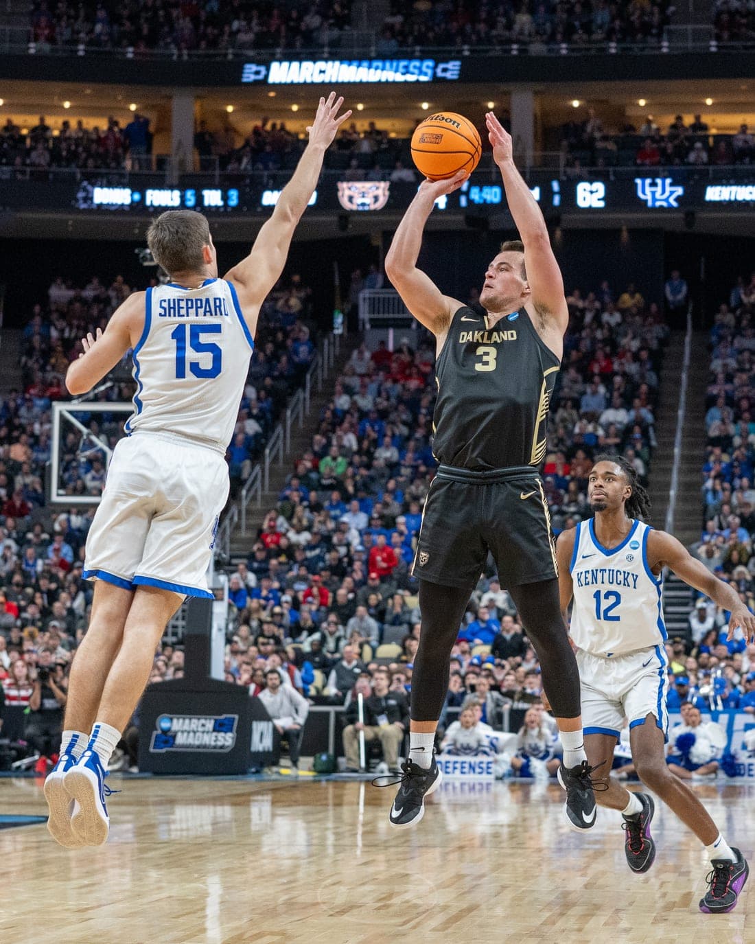 Jack Gohlke shooting over a defender at the NCAA tournament